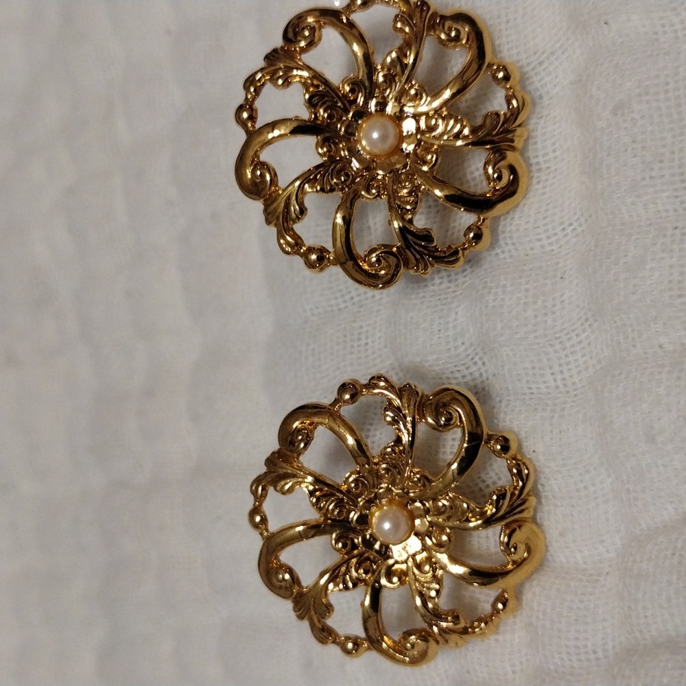 Vintage,Avon,1980circular filigree gold  toneearrings with tiny pearls in center - Picture 2 of 3